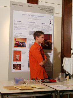 Mein Stand beim Jugend-forscht Wettbewerb (Tisch mit Anschauungsmaterial und dem FLUXOMAT vor einem Informationsplakat