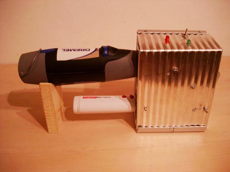 Foto des  FLUXOMAT 2.0 - ein Dremel-Bohrer mit einem Kastenvorsatz